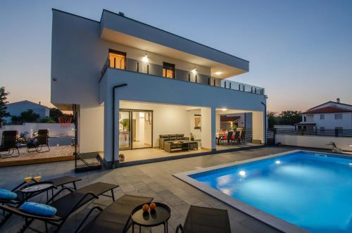 巴尔巴里加Villa Anna Barbariga, NEW 2022 luxurious villa with private pool!的别墅前设有游泳池