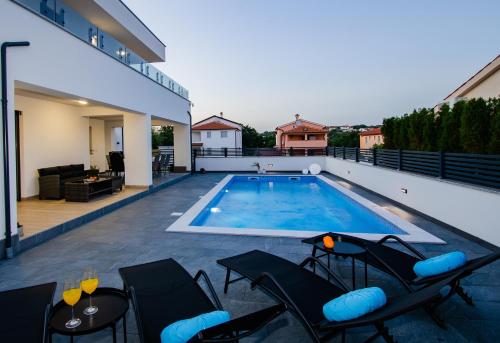 巴尔巴里加Villa Anna Barbariga, NEW 2022 luxurious villa with private pool!的屋顶上的游泳池