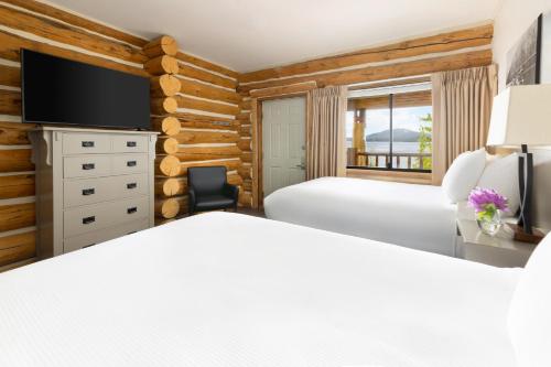 克奇坎Salmon Falls Resort的一间酒店客房,设有两张床和电视