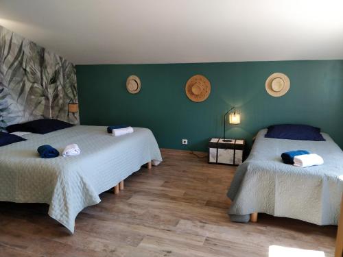 CasalabrivaCasa voscia的绿墙客房内的两张床