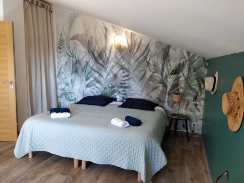 CasalabrivaCasa voscia的一间卧室配有一张带花卉墙壁的床