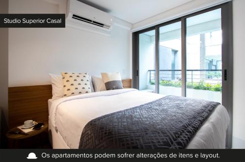 圣保罗Charlie Vila Nova Conceição Jacques Félix的一间卧室设有一张床和一个大窗户