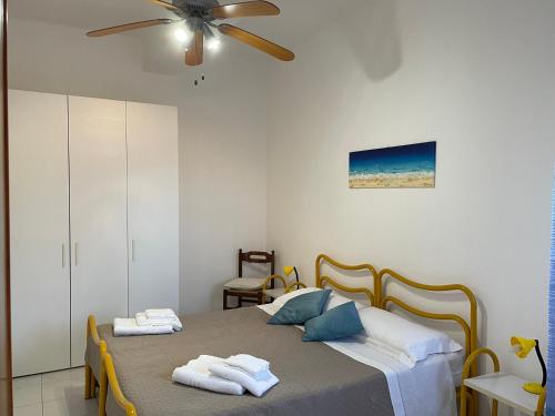 圣玛丽亚纳瓦雷Da Mamma IUN Q9152的一间卧室配有一张床和吊扇