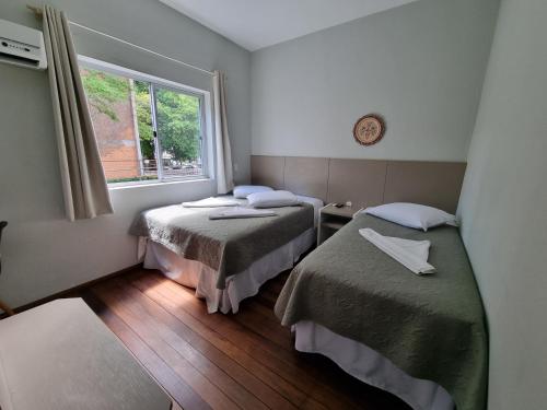 布卢梅瑙赫尔曼酒店的客房设有两张床和窗户。
