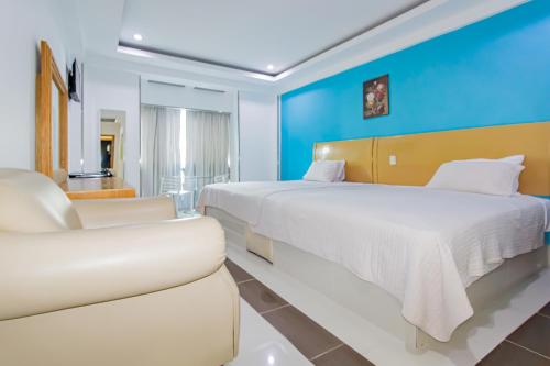 圣多明各卡索纳多拉达酒店的酒店客房,设有两张床和一张沙发