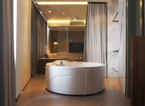 斯科普里Hotel Russia的一间位于客房内的带大型白色浴缸的浴室