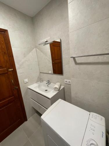 卡拉恩波特Apartamento Siesta Mar 1 Apartamento 26 Cala en Porter的一间带水槽、卫生间和镜子的浴室