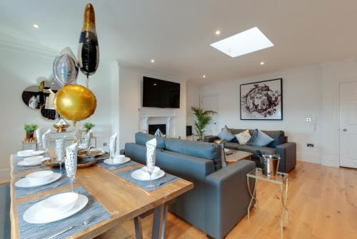 利物浦80 by Elite的客厅配有蓝色的沙发和桌子