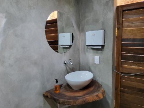 巴卡拉尔Hakuna Matata Glamping的浴室设有白色水槽和镜子
