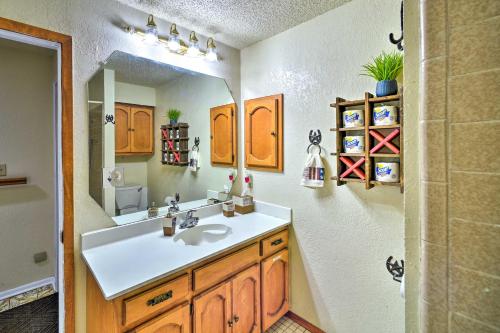 圣安东尼奥Relaxing Helotes Pad 7 Mi to UT at San Antonio!的一间带水槽和镜子的浴室