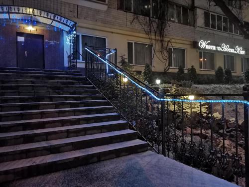基辅Westend Hotel Kyiv的蓝色灯在建筑前的楼梯