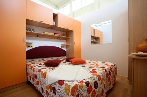 毕博纳的码头埃斯佩里第野营酒店的卧室配有一张床