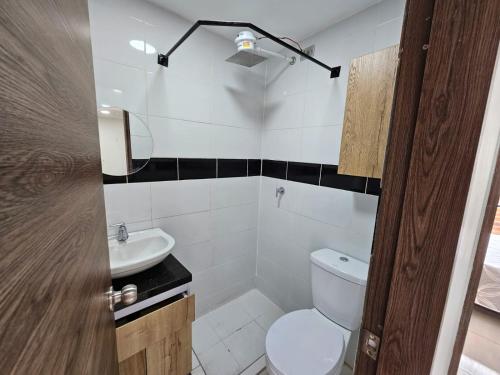 波哥大Increíble Apartamento Familiar的一间带卫生间和水槽的浴室