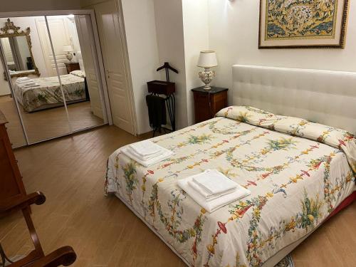 巴里Loft tanzi的一间卧室配有一张床,上面有两条毛巾