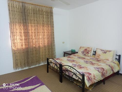 乌姆盖斯Baiet AL-Deafah Guest house的一间卧室设有一张床和一个窗口
