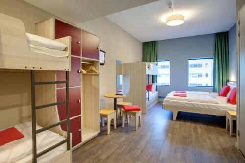 阿姆斯特丹阿姆斯特丹市西部梅宁阁酒店的宿舍间 - 带床和双层床