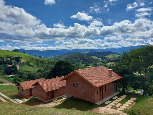 圣安东尼奥-杜皮尼亚尔Chalés Santa Luzia的享有高山房屋的空中景致