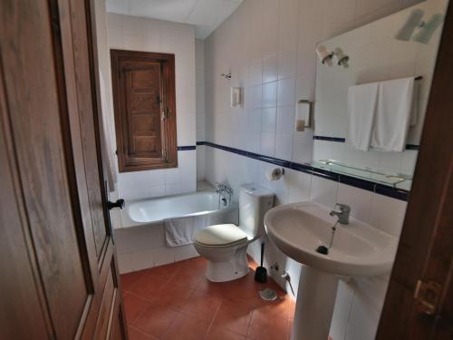 托罗hotel pirata的一间带卫生间和水槽的浴室