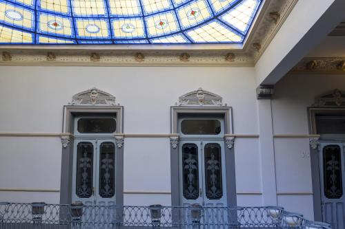 普埃布拉Palacio Julio Hotel的大楼内两扇带彩色玻璃天花板的门