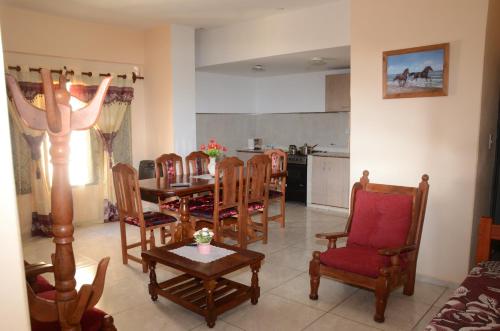 El CarmenApartamentos Naomi的厨房以及带桌椅的用餐室。