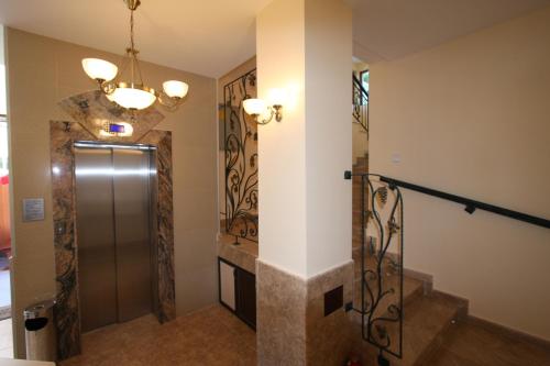 阳光海滩Family hotel Deykin的大楼内带电梯和柱子的走廊