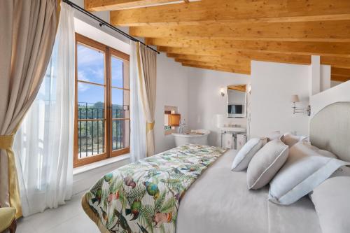 Sant JoanFinca Sa Bastida Luxury Retreat & Spa Adults Only的一间卧室设有一张大床和一个大窗户