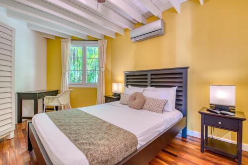 别霍港Lomas del Caribe的一间卧室配有一张床、一张书桌和一台电视