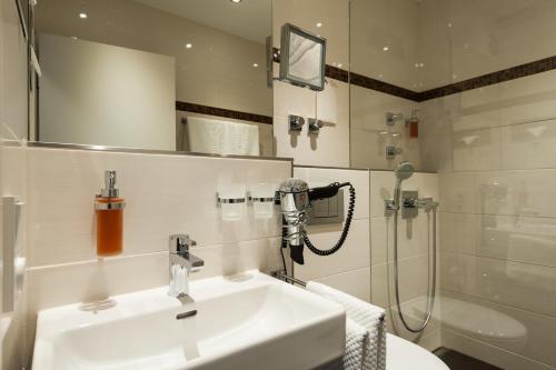 慕尼黑安塔瑞斯酒店的一间带水槽和淋浴的浴室