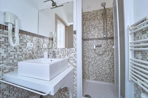 萨尔扎纳Firmafede Guest House的白色的浴室设有水槽和淋浴。