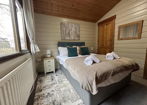 埃德温斯托Sherwood Castle Holiday Forest的一间卧室,卧室内配有一张大床