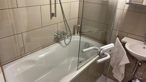 慕尼黑Apartment in München的带淋浴、浴缸和盥洗盆的浴室