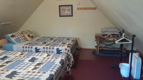 Trapper CreekAlaska's Northland Inn的阁楼间 - 带2张床和椅子