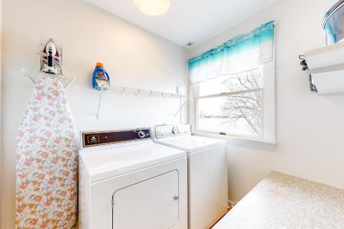 Owls HeadTideview的洗衣房配有洗衣机和窗户