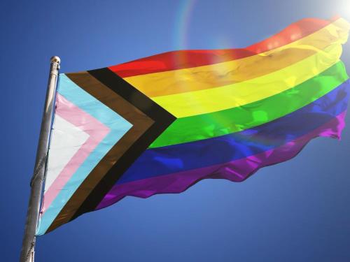 普拉亚卡门LOTE4 - LGBTQ Studios的天空上飘着彩虹旗