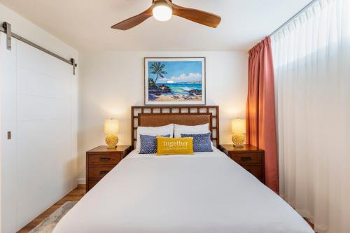 帕依亚RARE Upscale Oasis - 2 Bed,2 Bath - Kuau Plaza - Paia的一间卧室配有一张床和吊扇