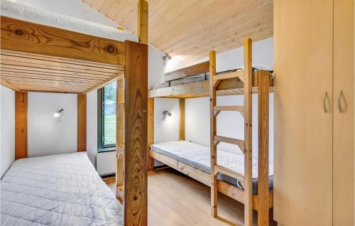 汉斯特霍尔姆Amazing Home In Hanstholm With Wifi的小房间设有两张双层床