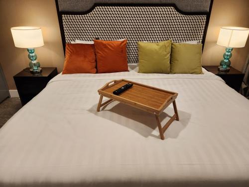 吉隆坡The Platinum 2 KLCC Premium Suite by Reluxe Kuala Lumpur的一张带木制咖啡桌的床