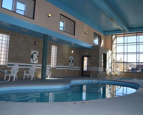 甘尼森Wingate by Wyndham Gunnison Near Western Colorado University的一座带桌椅的游泳池