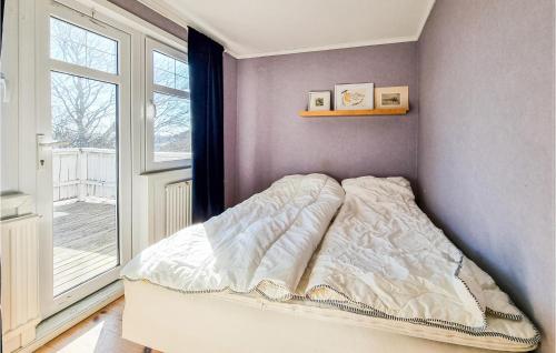 SvanesundCozy Home In Svanesund With Kitchen的一间卧室设有一张床和一个窗口