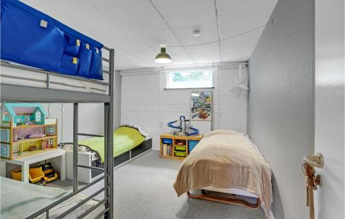 腓特烈港4 Bedroom Lovely Home In Frederikshavn的一间小卧室,配有双层床和双层床