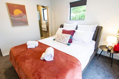基督城2 bed paradise near Hagley Park的一间卧室配有一张大床和毛巾