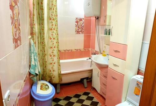 Amangelʼdy3х комнатная квартира центр Костанай的带浴缸、盥洗盆和卫生间的浴室