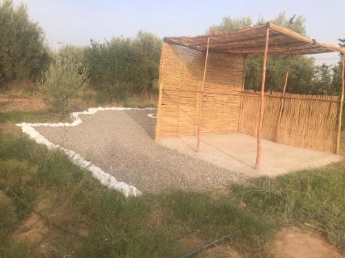 马拉喀什Walid的木质建筑,在田野上设有凉亭