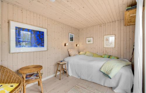 斯坎讷堡Cozy Home In Skanderborg With Kitchen的卧室配有床、椅子和窗户。
