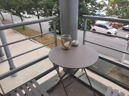 拉罗谢尔Joli studio meublé + parking en sous sol的阳台顶部一张带蜡烛的桌子