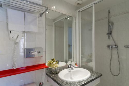 巴黎乔治阿斯托特尔酒店的一间带水槽和淋浴的浴室