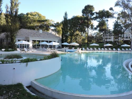埃斯特角城绿色公园 - 滨海略雷特公寓式酒店内部或周边的泳池