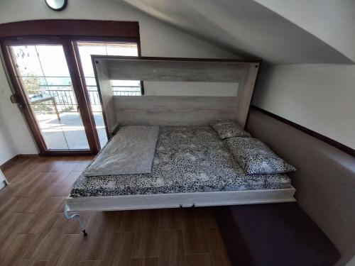 里桑Villa Ivan的窗户客房内的一张大床