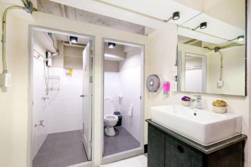 清迈萨利旅舍的一间带水槽、卫生间和镜子的浴室