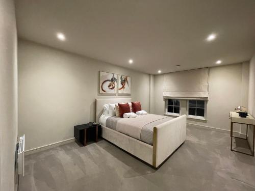 齐格威尔Stunning 2BA, 2BR Apt, Desirable Chigwell CHCL F6的一间卧室配有一张床和一个壁炉